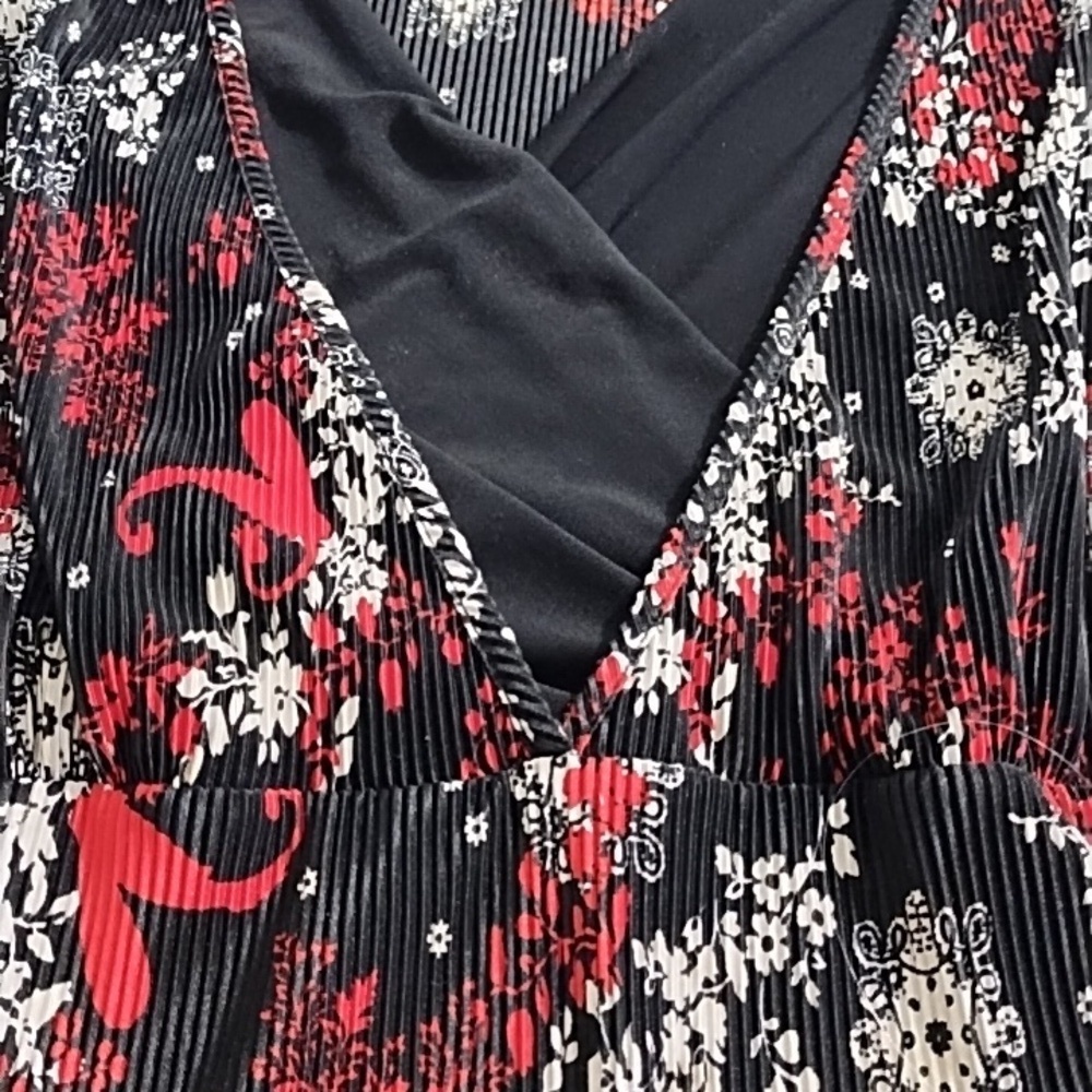 CJ Banks Abstract Heart Floral Accordion Pleat Lightweight V-neck Top Layer Look - Picture 4 of 10
